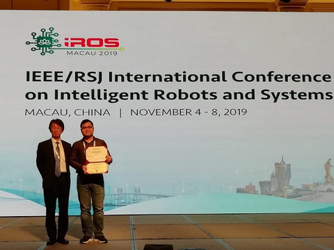 Dr. Yunduan Cui received the SICE International Young Authors Award at IROS 2019. (2019/11/7)