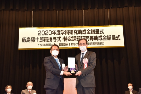 Prof. Hiroshi Takagi (Laboratory of Applied Stress Microbiology) receives Food Science Award