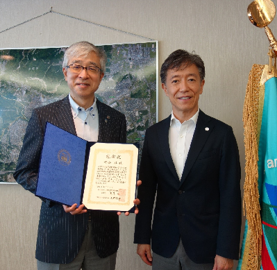 Prof. Tsuyoshi Kawai (Dean, Division Director) receives letter of appreciation