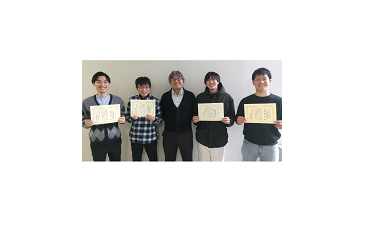 量子物理工学研究室の市場 賢政さん（博士前期課程2年）、岡崎 魁さん（博士前期課程2年）、西川 晃弘さん（博士前期課程1年）、宮﨑 慧一郎さん（博士前期課程1年）が応用物理学会 極限的励起状態の形成と量子エネルギー変換研究グループ第8回研究会 兼 第24回次世代先端光科学研究会において講演奨励賞及び若手奨励賞を受賞