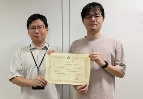 ロボットラーニング研究室の佐々木光助教と松原崇充教授らが、日本ロボット学会より、Advanced Robotics Excellent Paper Awardを受賞