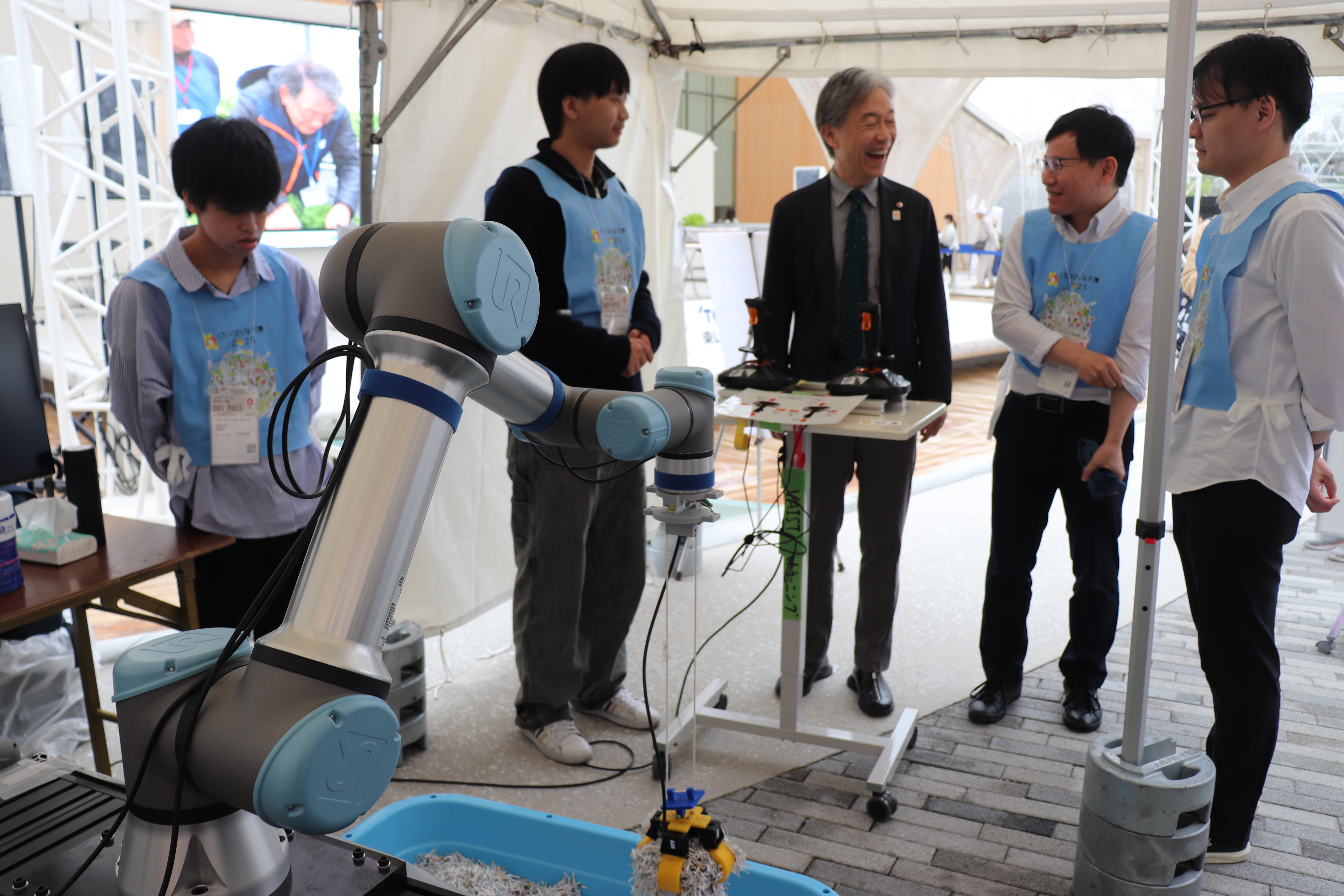 大阪・関西万博2025を塩﨑学長が視察（2025/4/23)